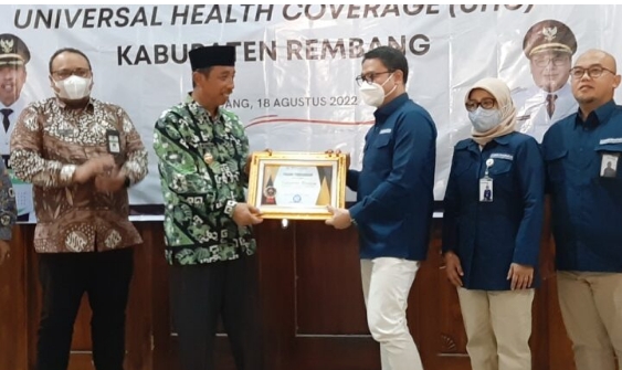 Bupati Rembang Terima Penghargaan Universal Health Coverage (UHC Award) 