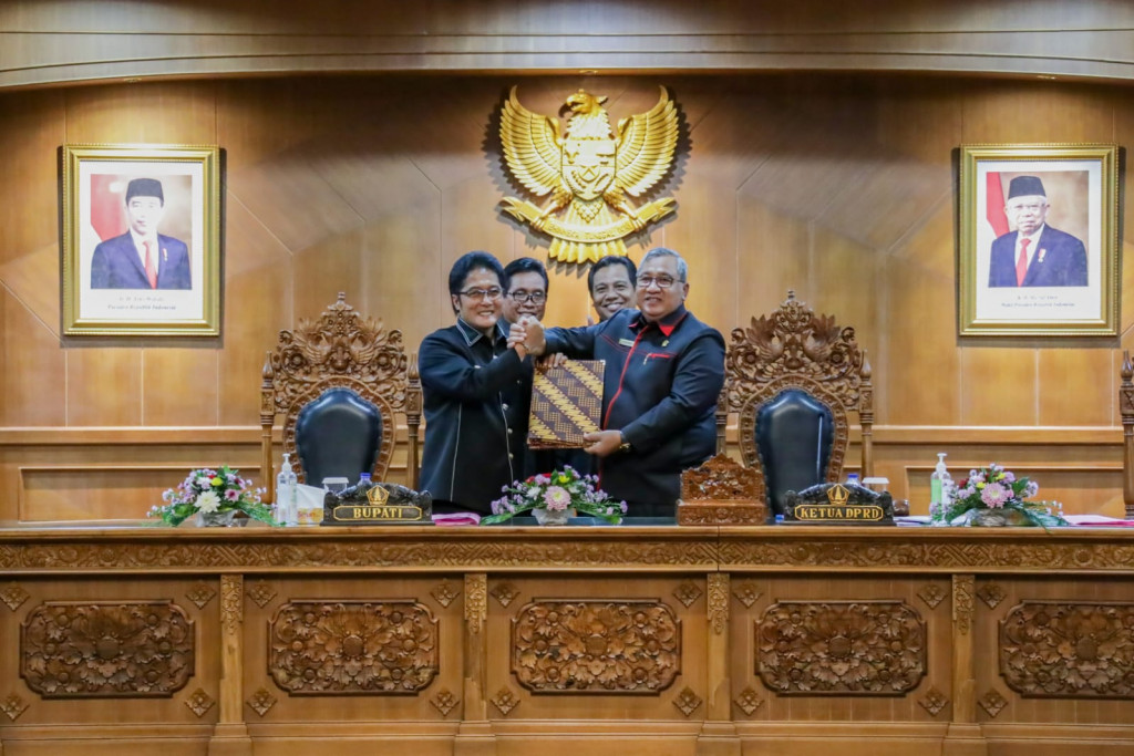 Bupati Giri Prasta Sampaikan Penjelasan Perubahan KUA-PPAS TA 2022 Syukuri Target Pendapatan Terpenuhi