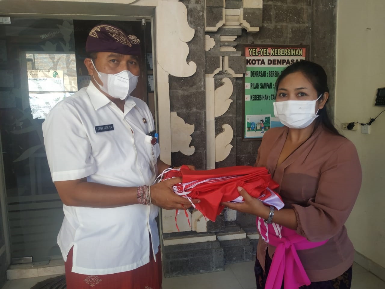 Seluruh OPD Pemkot Denpasar Bagikan Bendera Merah Putih Sukseskan Gerakan 10 Juta Bendera