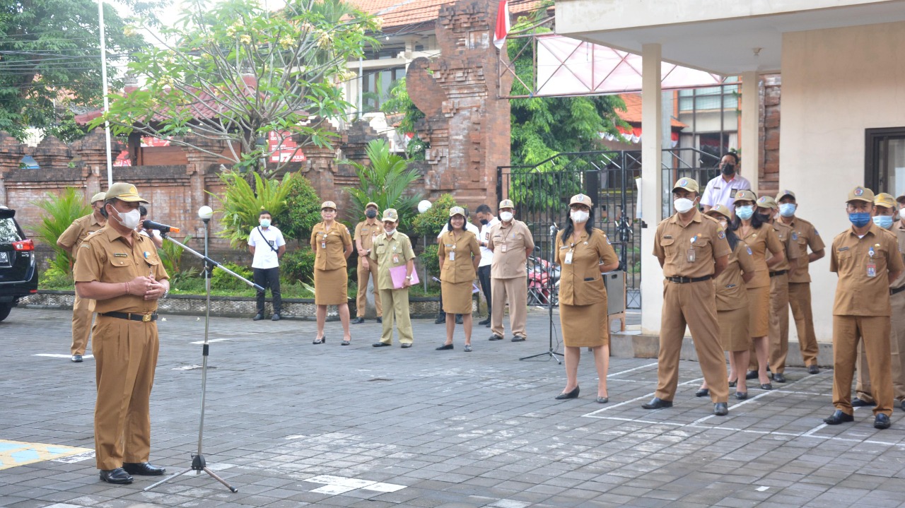 Pimpin Pelaksanaan Apel Disiplin, Sekda Alit Wiradana Ajak ASN Disdikpora Berikan Layanan Terbaik.