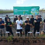 Wawali Arya Wibawa Bersama Menteri Pariwisata Sandiaga Uno Laksanakan Penanaman Mangrove di Kawasan Pelabuhan Benoa.