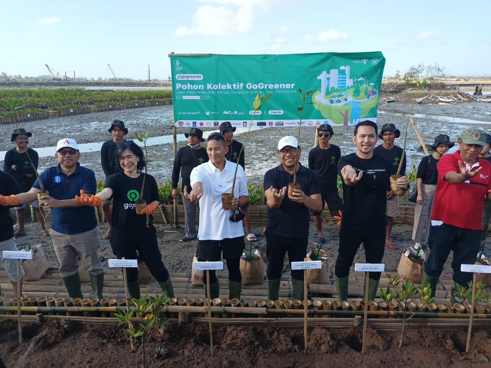 Wawali Arya Wibawa Bersama Menteri Pariwisata Sandiaga Uno Laksanakan Penanaman Mangrove di Kawasan Pelabuhan Benoa.