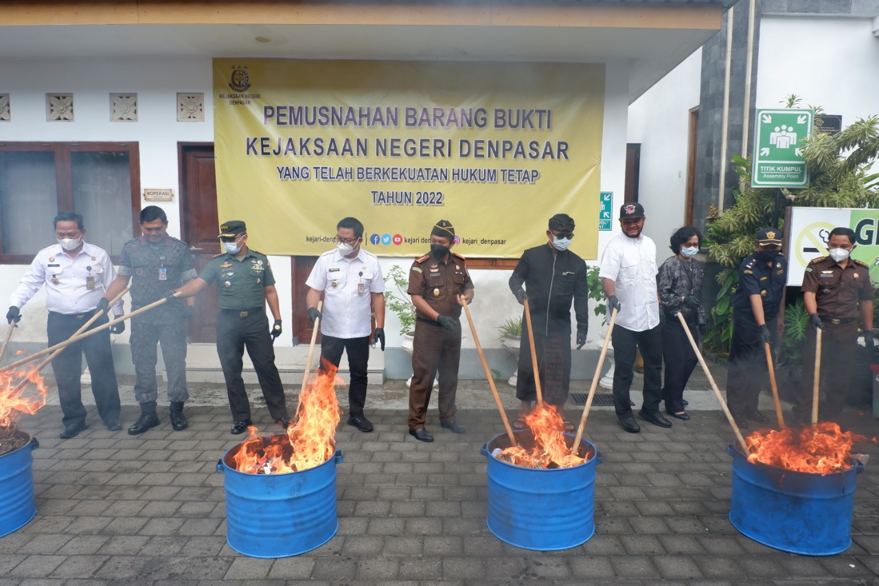 Wawali Arya Wibawa Hadiri Pemusnahan Barang Bukti Tindak Pidana di Kejari Denpasar