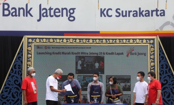 Sikapi BBM Naik, Ganjar Luncurkan Kredit UMKM Bunga 2 Persen
