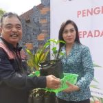 Menjaga inflasi pangan, Bank Indonesia serahkan  CSR  3000 Bibit Cabai  kepada  Ketua TP. PKK Kab. Gianyar