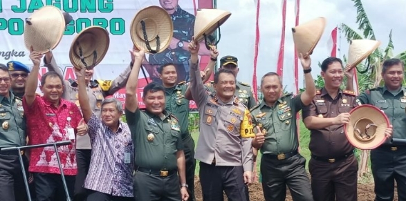 Libatkan Masyarakat Garap Lahan Jagung Milik Kodam