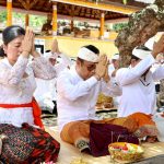 Walikota Jaya Negara Bersama Staf Laksanakan Persembahyangan Bersama Purnama Kelima Pujawali di Pura Agung Jagatnata