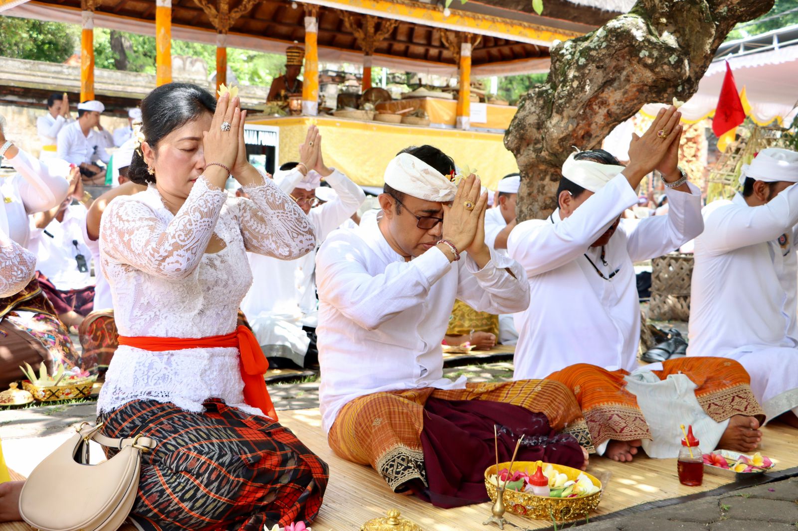 Walikota Jaya Negara Bersama Staf Laksanakan Persembahyangan Bersama Purnama Kelima Pujawali di Pura Agung Jagatnata
