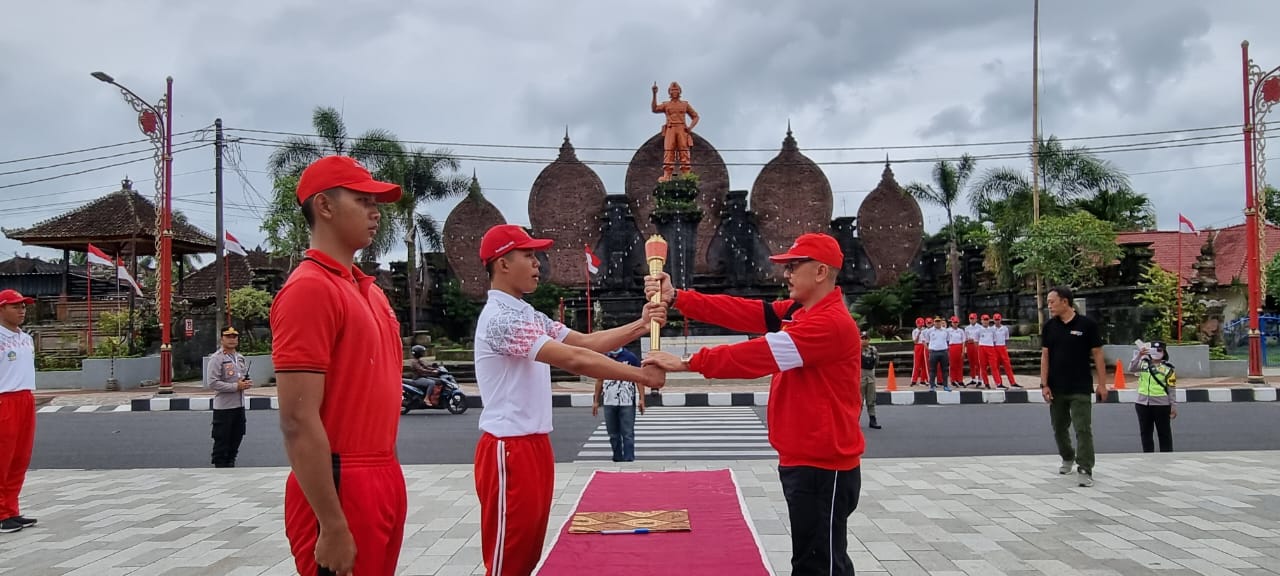 Wabup Diar Terima Api Porprov ke XV Tahun 2022 di Kabupaten Bangli