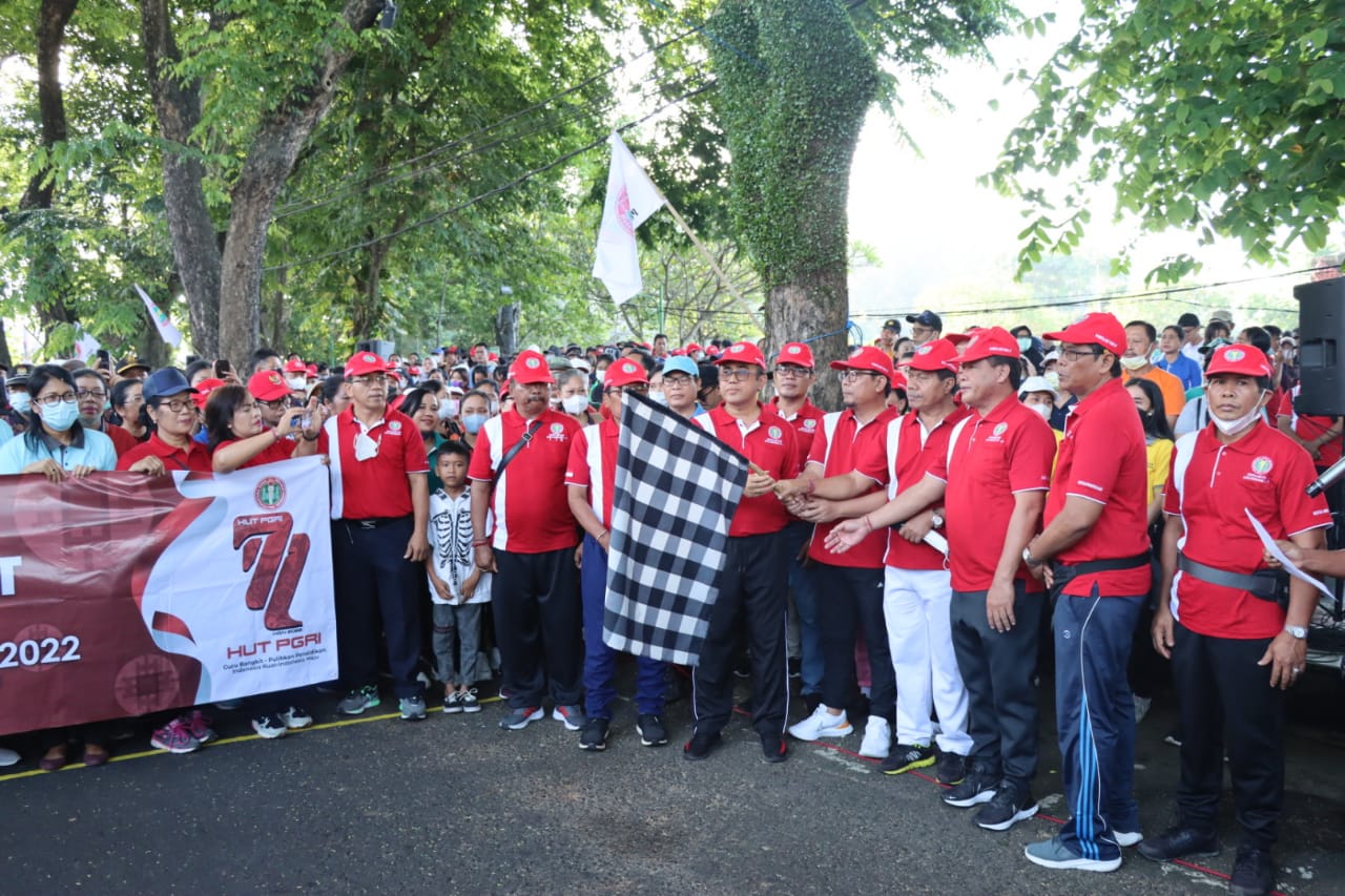 Diikuti Ribuan Guru Se-Kota Denpasar,  Jaya Negara Lepas Jalan Sehat Hut Ke-77 PGRI dan Hari Guru