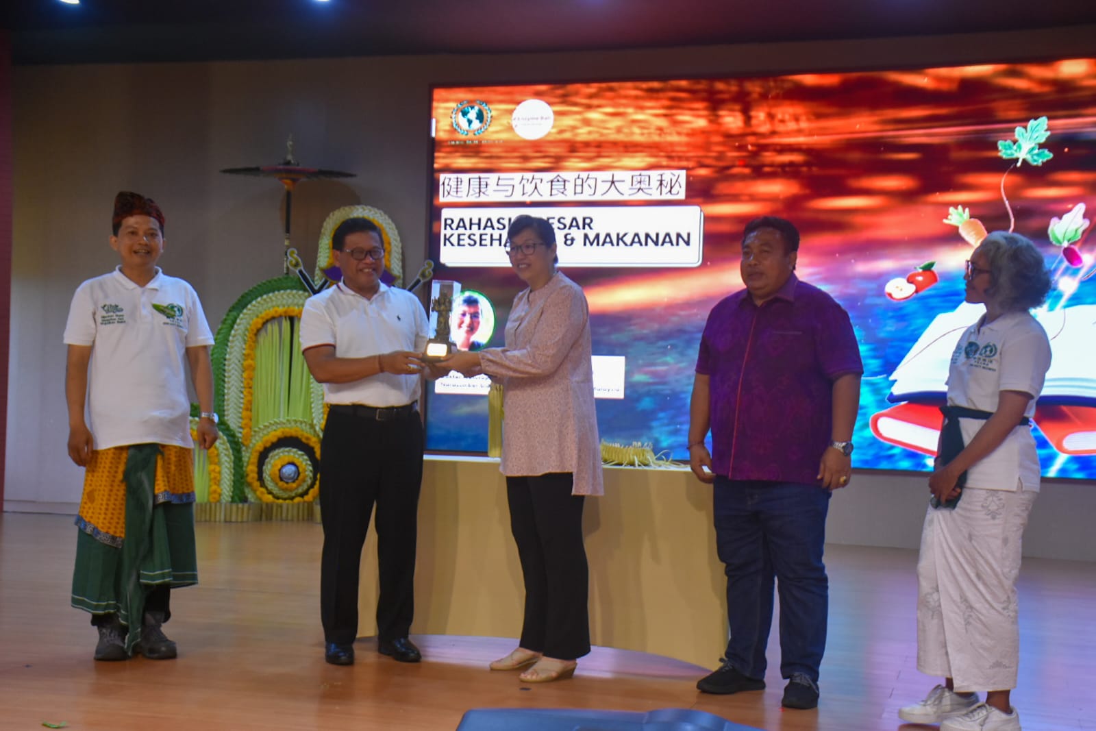 Sekda Alit Wiradana Buka Seminar Kelas Rahasia Besar Kesehatan dan Makanan.Dukung Penyelamatan Lingkungan Lewat Gerakan Eco Enzime