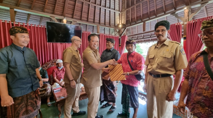 Bupati  Kab. Bangli Sang Nyoman Sedana Arta Serahkan  NPHD   27  Banjar  adat  dari 4 kelurahan di Bangli