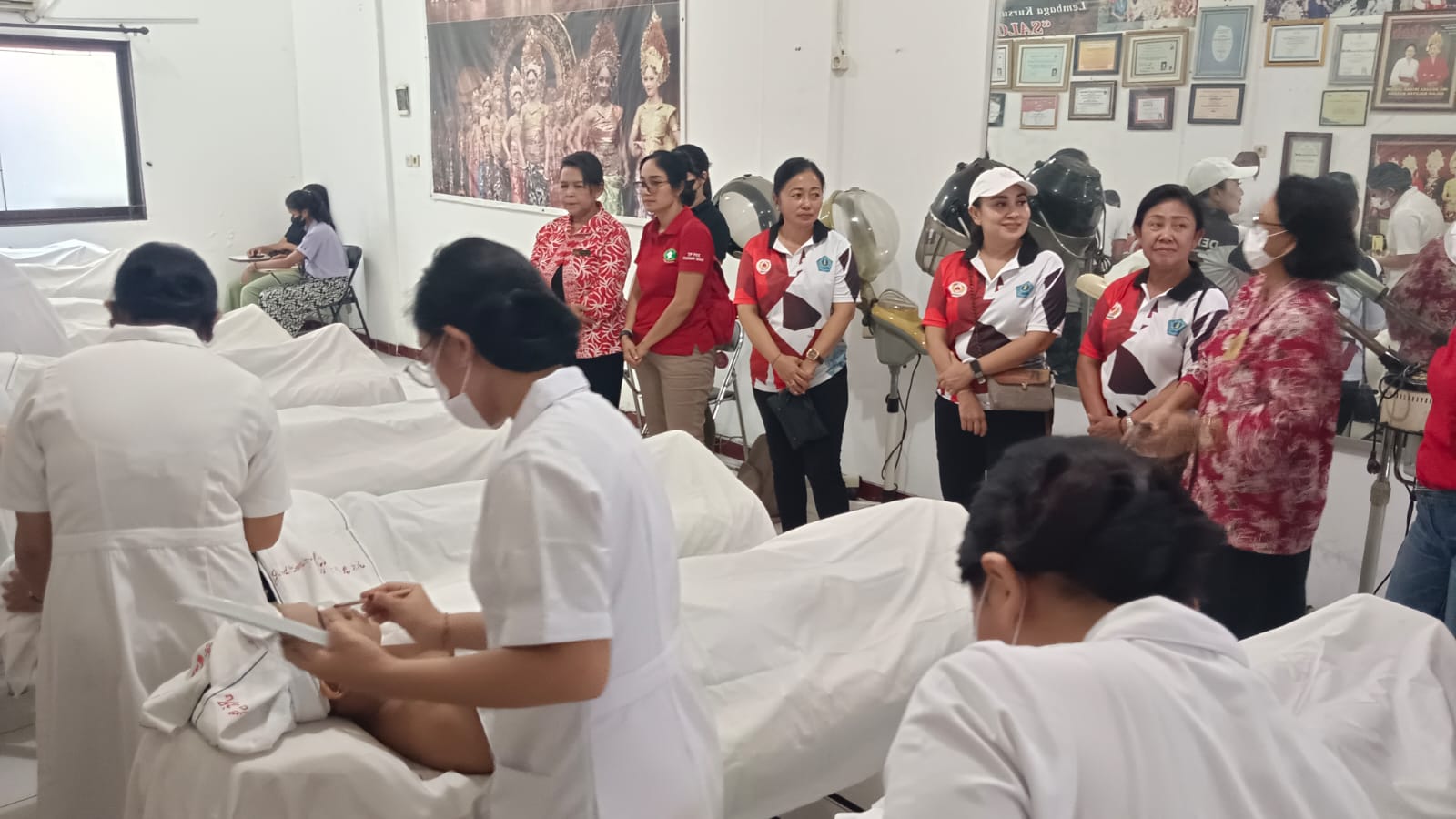 Ny. Sagung Antari Jaya Negara Tinjau Pelaksanaan Ujian Kompetensi Tata Kecantikan Anggota TP PKK Kelurahan Padangsambian