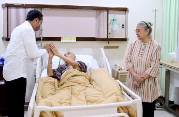 Presiden Jokowi Jenguk Try Sutrisno di RSPAD Gatot Soebroto