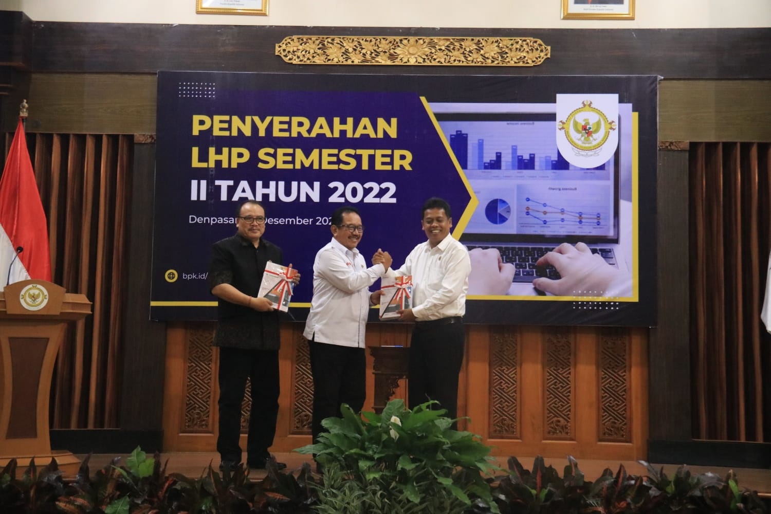 Prof. Tjok. Oka Sukawati  Wagub Bali Hadiri  Penyerahan LHP  Semester  II  Tahun  2022