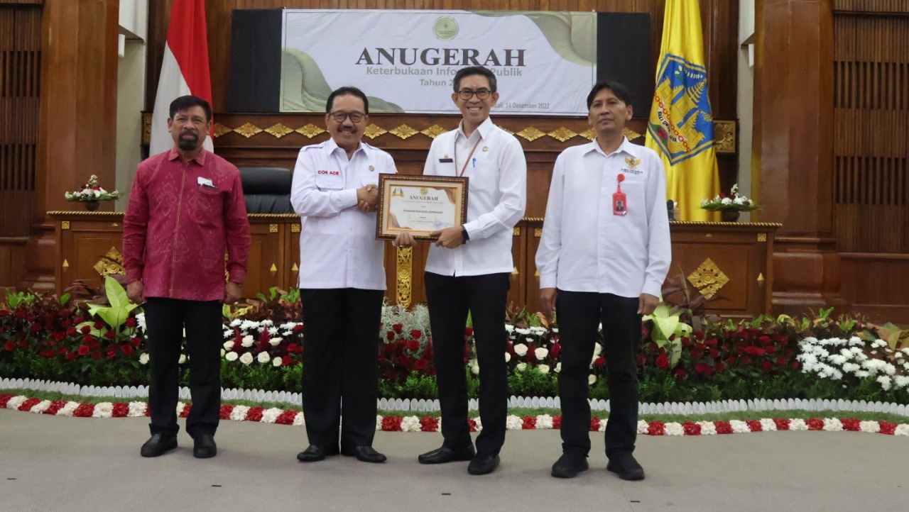Denpasar Raih Penghargaan Pemerintah Daerah Terinformatif se Bali.Digitalisasi Permudah Akses Informasi Bagi Warga.