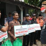 Serahkan Bantuan Rehab Rumah, Ganjar Justru Dicurhati Warga