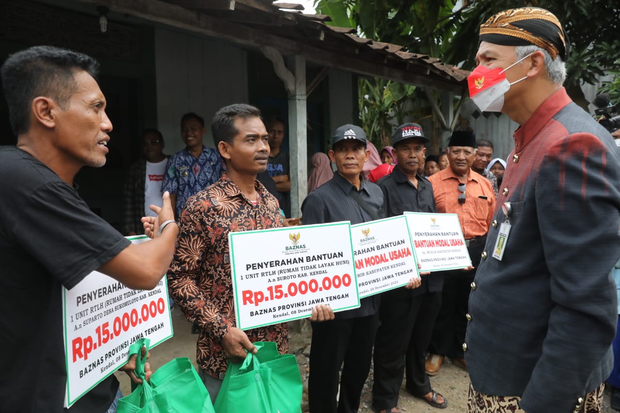 Serahkan Bantuan Rehab Rumah, Ganjar Justru Dicurhati Warga