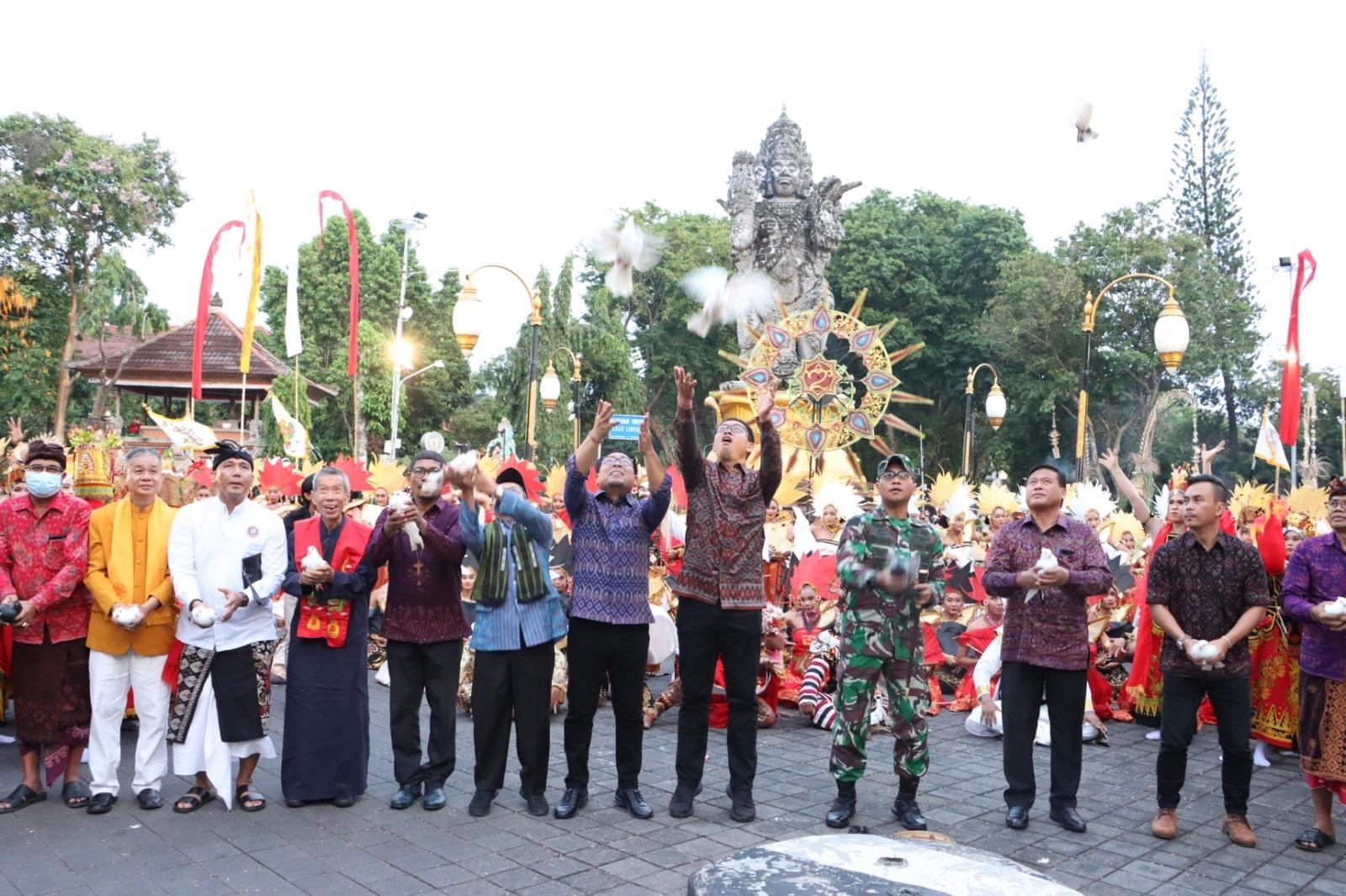 ‘Mabesikan’ Lepas Matahari 2022 di Kota Denpasar, Wawali Arya Wibawa: Mari Kita Sambut Harapan, Untuk Tahun 2023 Lebih Baik