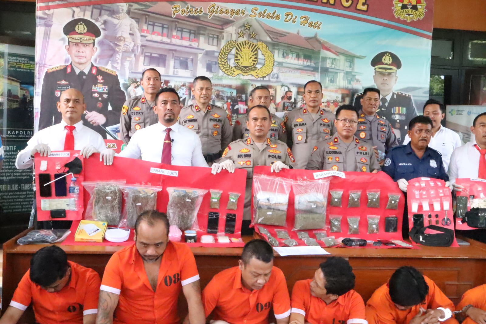 Tujuh Orang Pelaku Penyalahgunaan Narkoba Dengan Barang Bukti 4,6 Kg Ganja Diamankan Satuan Reserse Narkoba Polres Gianyar.