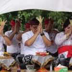 Hari Raya Kuningan Bersama Masyarakat, Bupati Sanjaya Hadiri Uleman di Pura Karang Tuwang