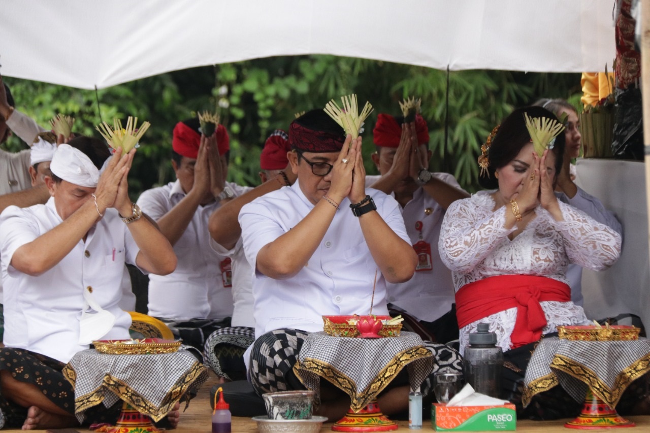 Hari Raya Kuningan Bersama Masyarakat, Bupati Sanjaya Hadiri Uleman di Pura Karang Tuwang