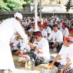 Doakan Kerahayuan Jagat, Bupati Sanjaya Melaksanakan Bhakti Penganyar di Pura Punduk Dawa