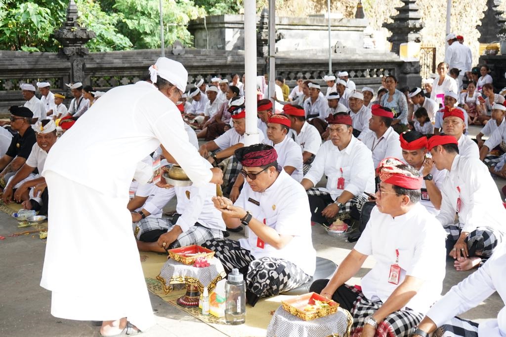 Doakan Kerahayuan Jagat, Bupati Sanjaya Melaksanakan Bhakti Penganyar di Pura Punduk Dawa