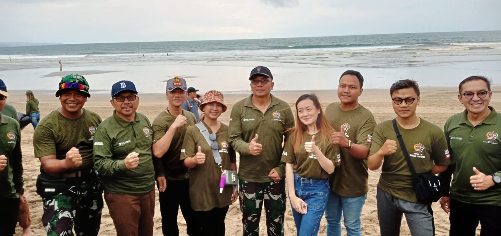 Trisno Nugroho, KPw BI Prov.Bali bersama Jajaran Korem 163/Wira Satya gelar kegiatan Aksi Bersih-bersih Sampah di Pantai Kuta