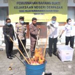 Sekda Alit Wiradana Hadiri Pemusnahan Barang Bukti Pidana di Kejari Denpasar