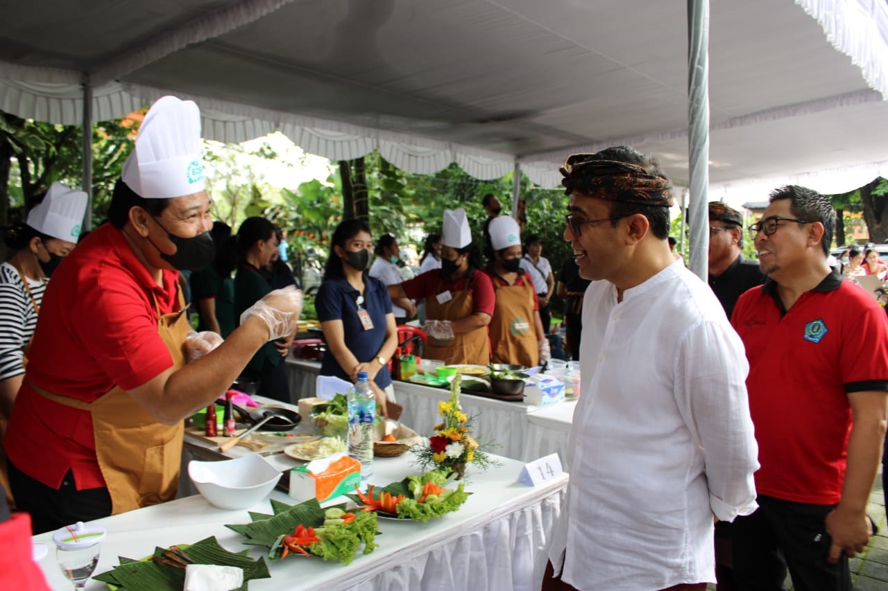 Meriahkan HUT Kota Denpasar ke 235, Seluruh Pimpinan OPD dan Perumda Ikuti Lomba Masak Berbahan Pangan Lokal