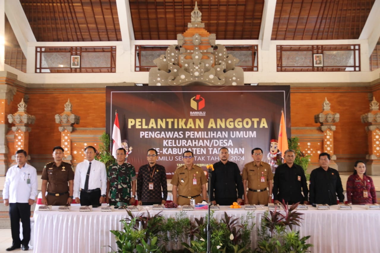 Hadiri Pelantikan Pengawas Pemilu Kelurahan/Desa, Bupati Sanjaya Inginkan Terwujudnya Pemilu Berkualitas