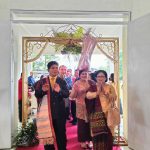 Budaya Batak Penuh Makna : Pemberian Ulos dan Ikan Mas, dan Doa Tulangnya dari Mandailing Natal ke Pesta Pernikahan Berenya di Bogor