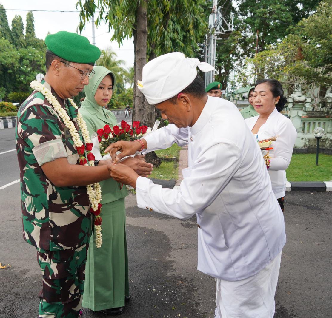 Tradisi Tepung Tawar Sambut,Pejabat Baru Danrem 163/WSA