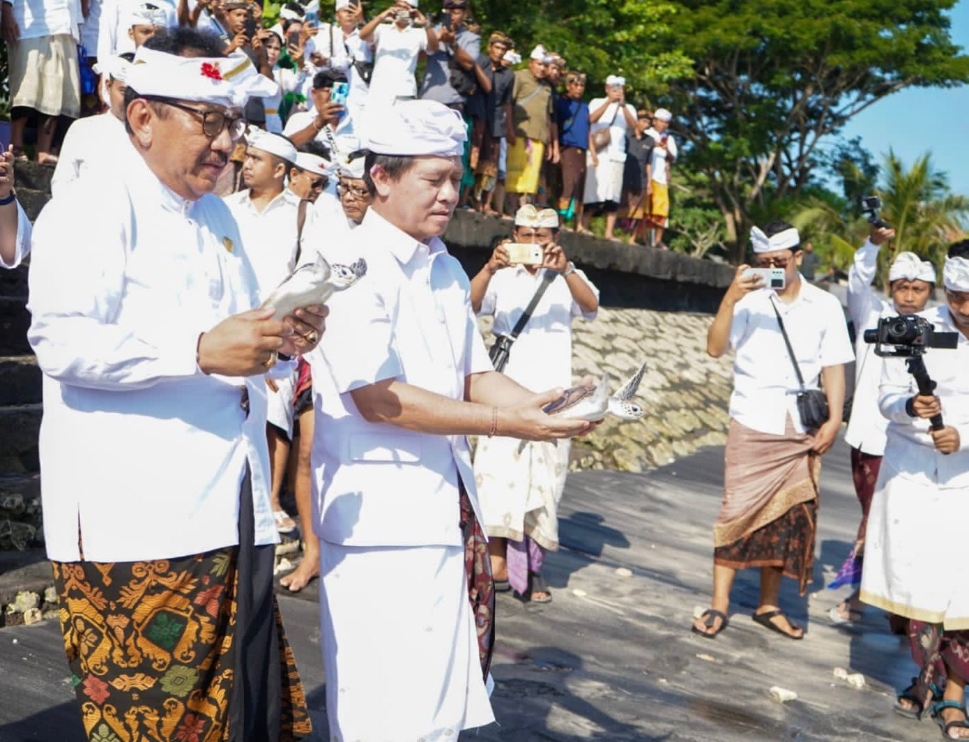 Wagub Cok Ace dan  Bupati Klungkung  bersama  merayakan  Tumpek  Uye di Nusa Penida