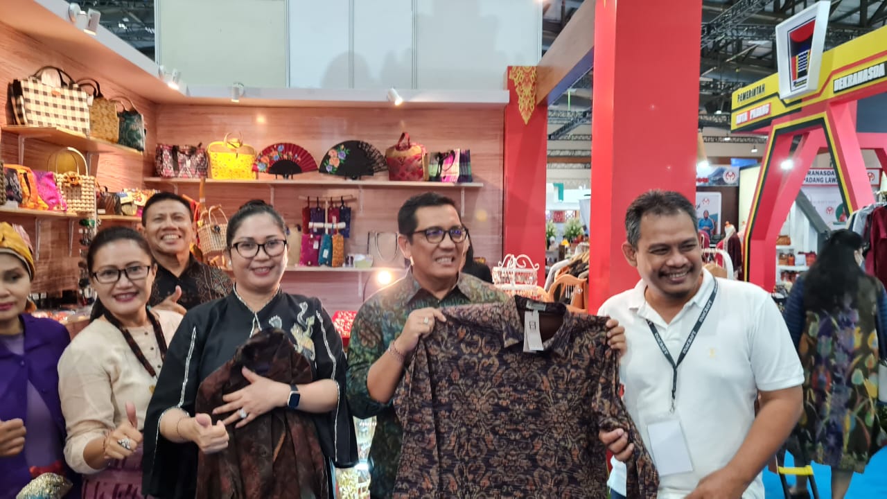 Ketua Dekranasda Kabupaten Tabanan Ny. Rai Wahyuni Sanjaya Hadiri Pameran INACRAFT 2023 di Jakarta