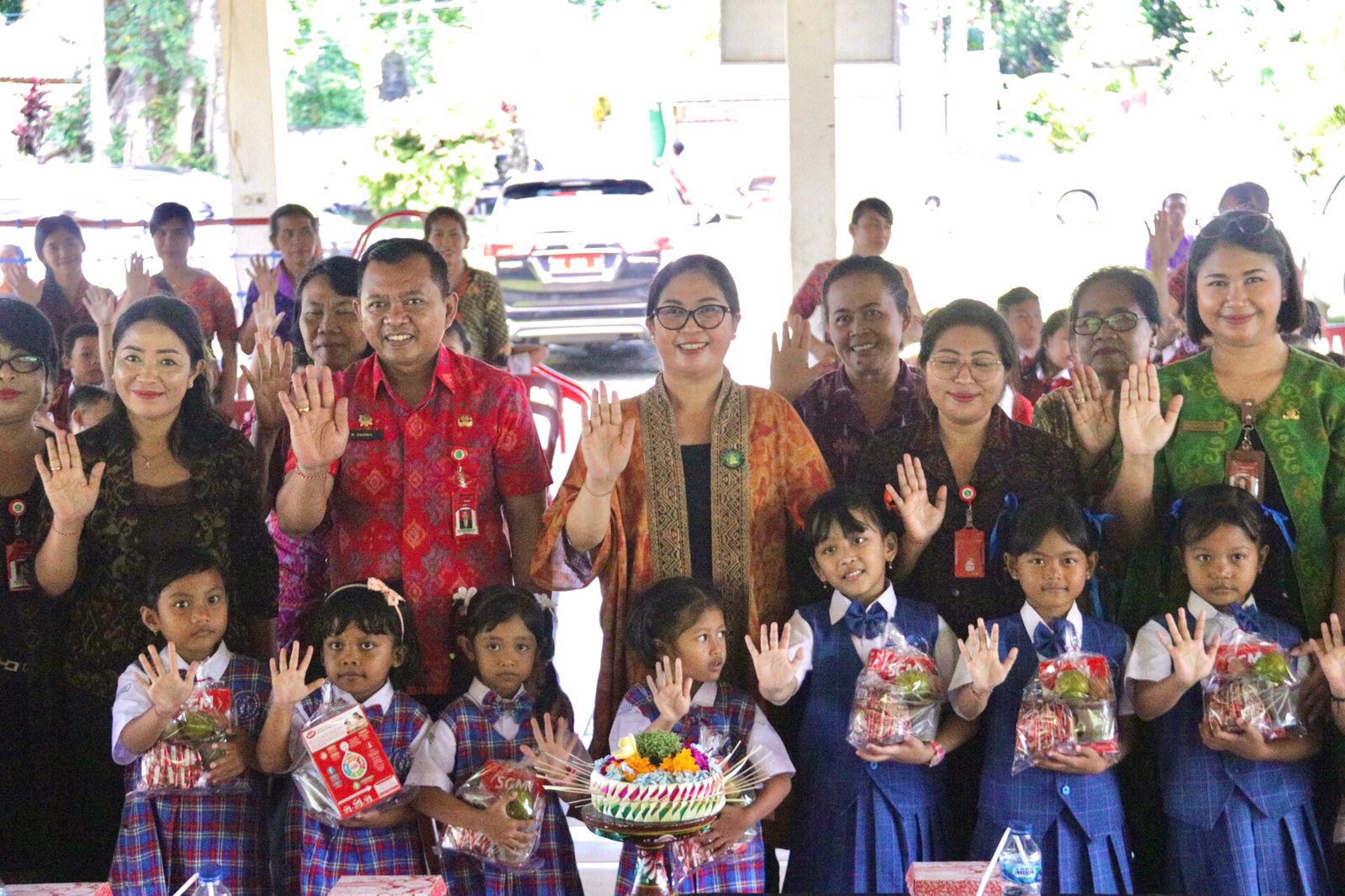 Ny. Rai Wahyuni Sanjaya Bagikan PMT dan APE Untuk Anak PAUD dan TK se-Kab.Tabanan