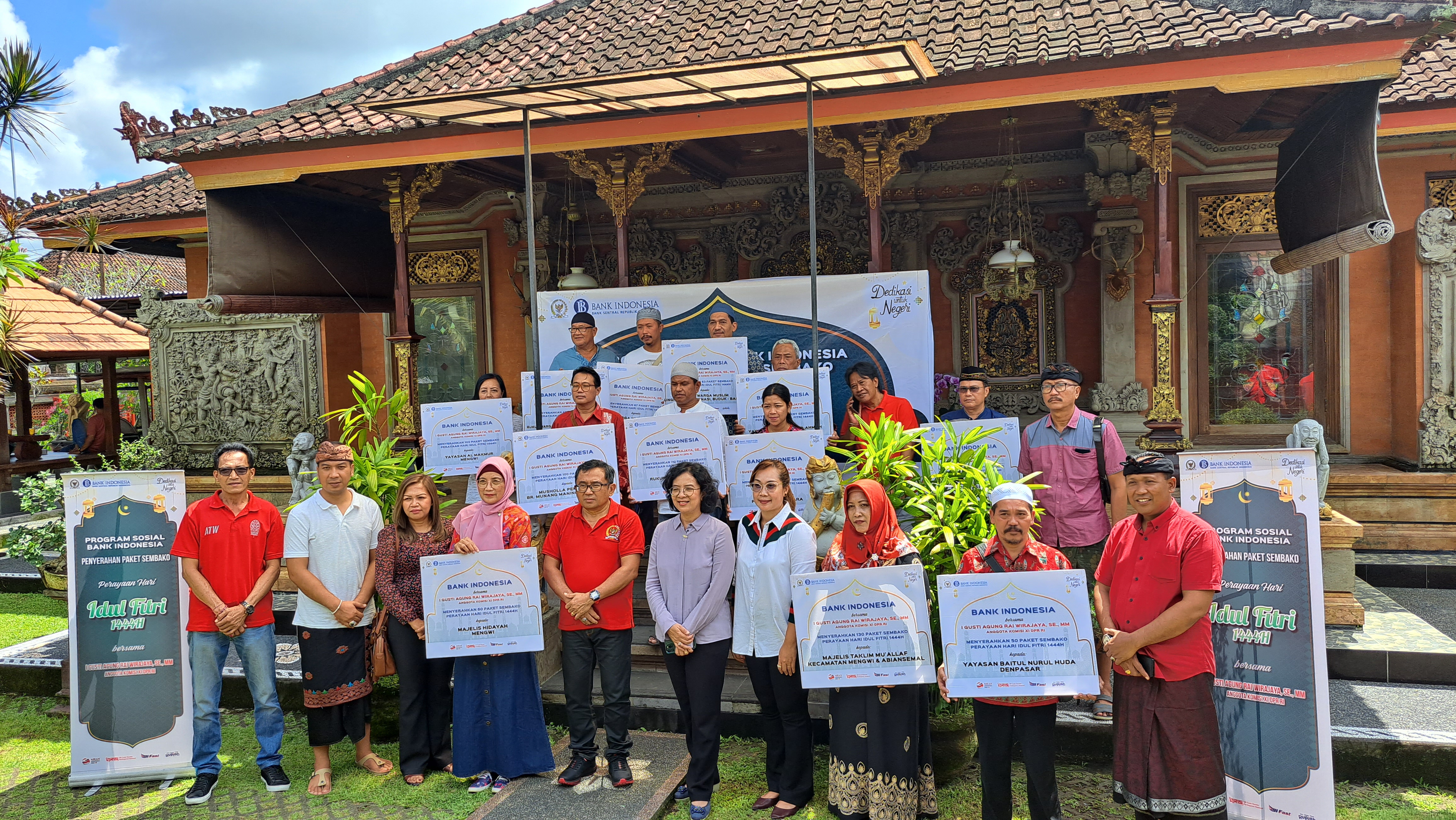Sambut Hari Raya Idul Fitri 1444 H , BI Bali Bersama Komisi XI DPR RI Serahkan PSBI 1.000 Paket Sembako