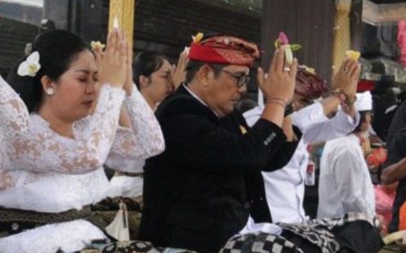 Bupati Tabanan I Komang  Gede Sanjaya  Pimpin Sembahyang Sradha Bhakti Penganyar di Pura Besakih