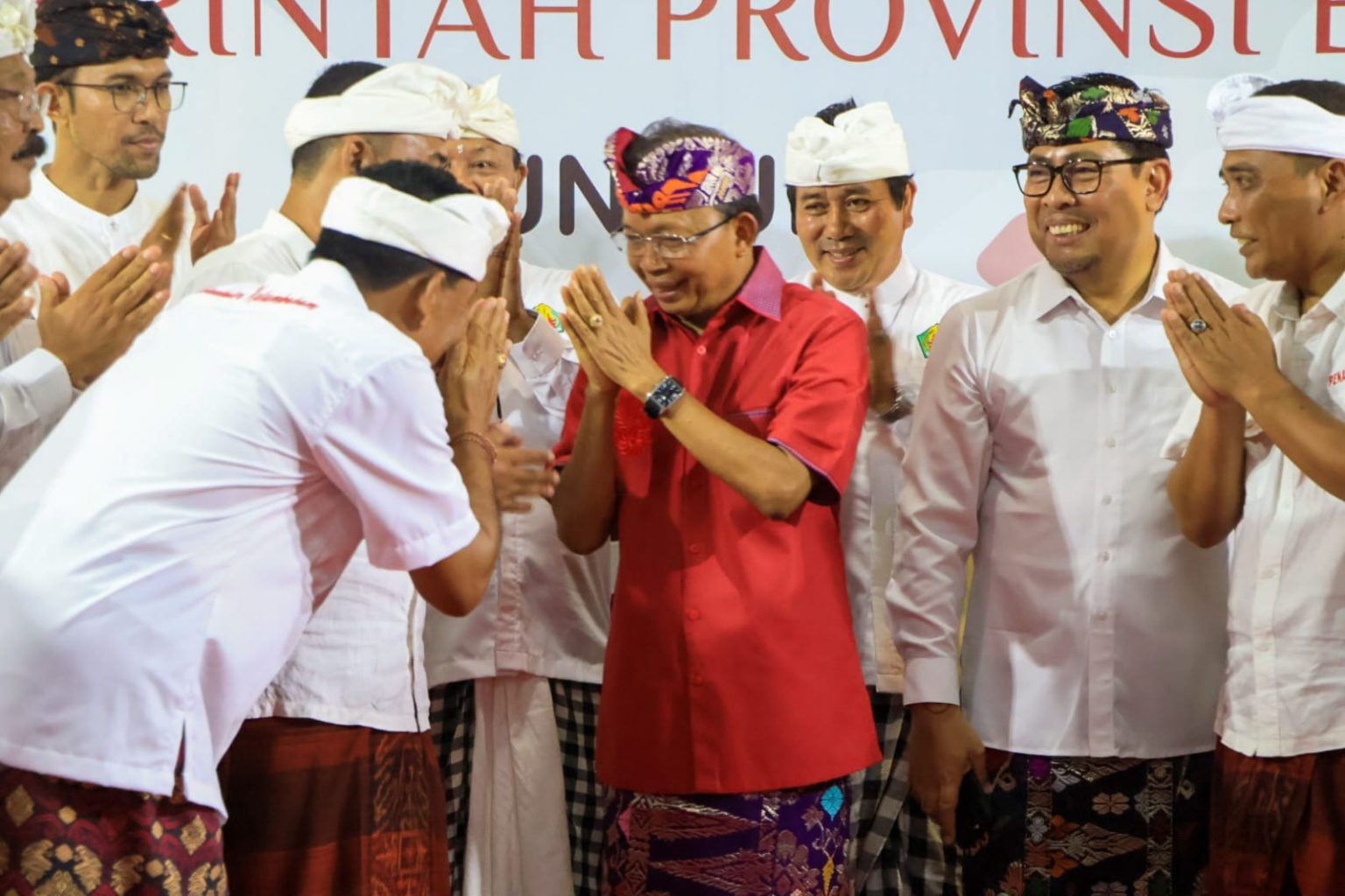 Gubernur Wayan Koster Serahkan Hibah Tanah Seluas 7,5 Are di Desa Adat Panjer dan16,5 Are di Penatih Puri