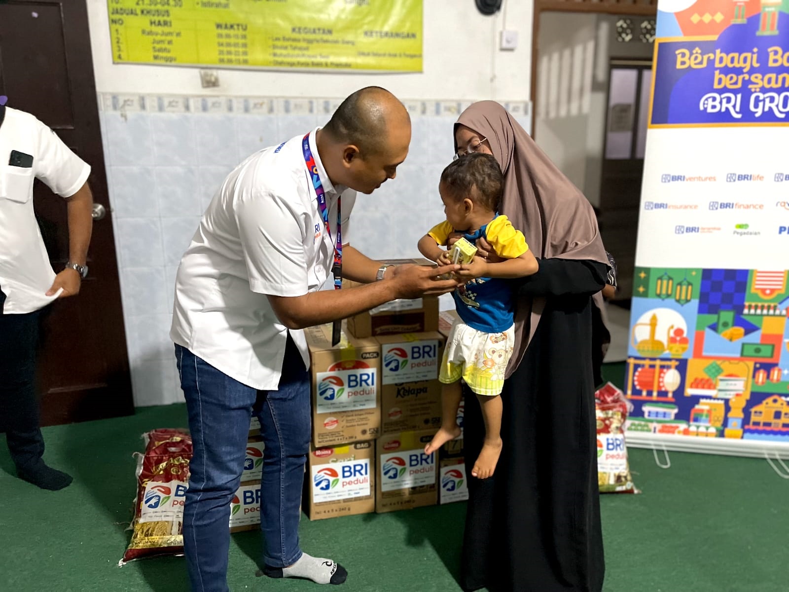 Berbagi Bahagia, BRI Regional Office Denpasar Bagikan 1.287 Paket Sembako