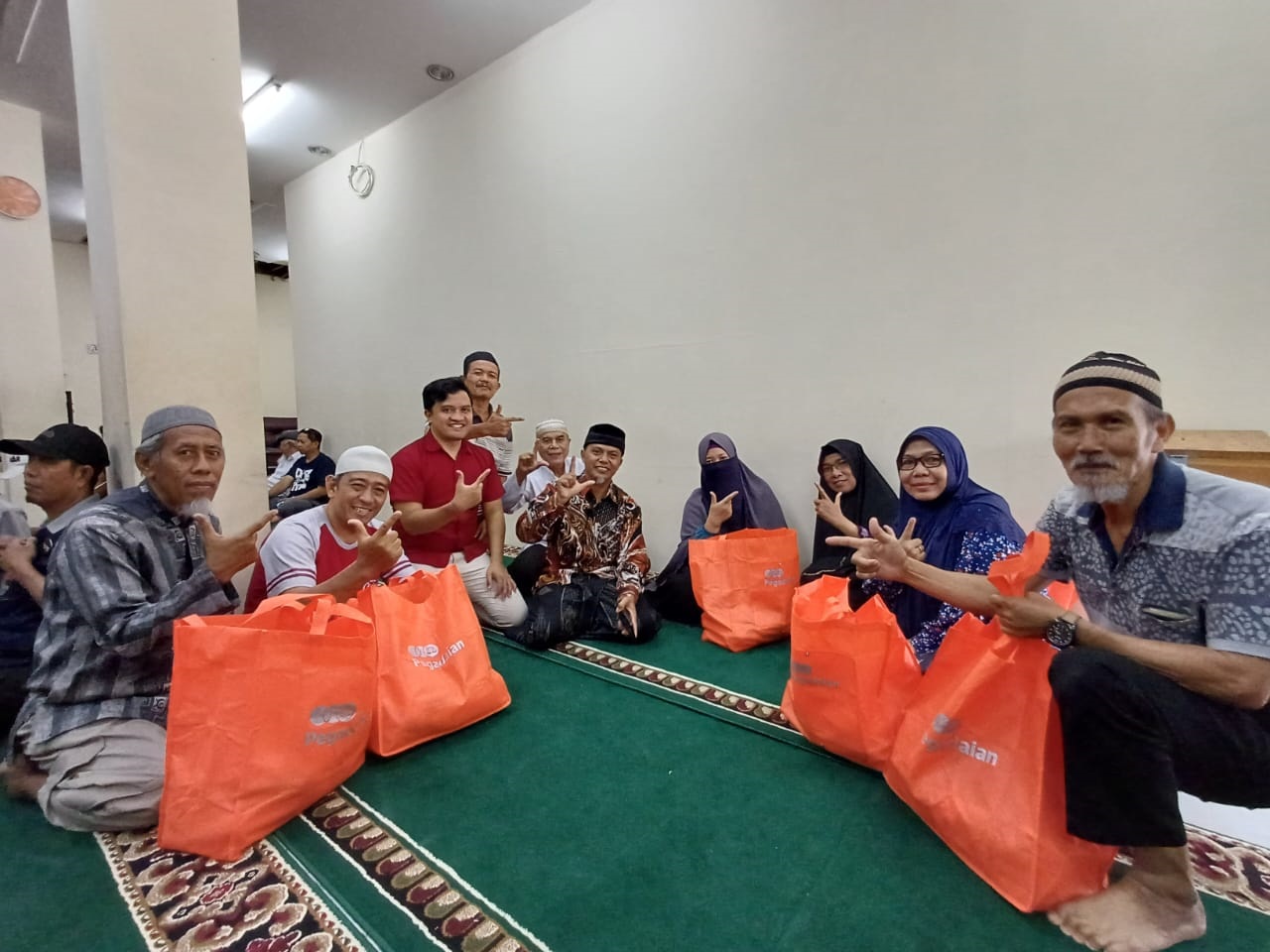 Program Peduli Bulan Ramadhan Tahun 2023, PT Pegadaian Kanwil VII Denpasar Berikan Paket Sembako dan Pengobatan Gratis