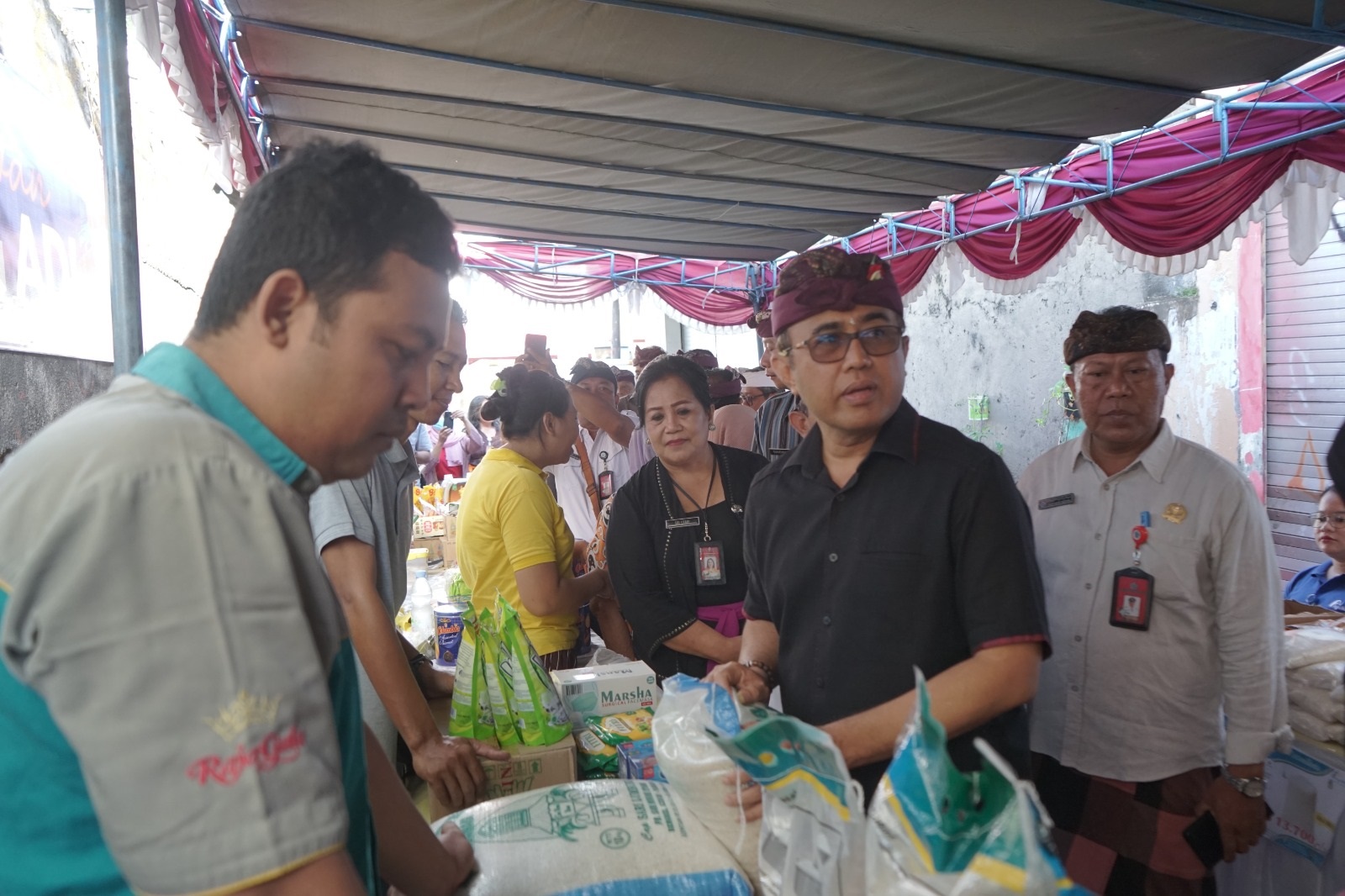 Kendalikan Inflasi, Pemkot Denpasar Kembali Gelar Pasar Murah, Satu Ton Beras SPHP Ludes Diserbu Pembeli.
