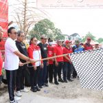 Diikuti Ribuan Peserta,Walikota Jaya Negara Lepas Jalan Sehat “Yang” Festival Kelurahan Peguyangan