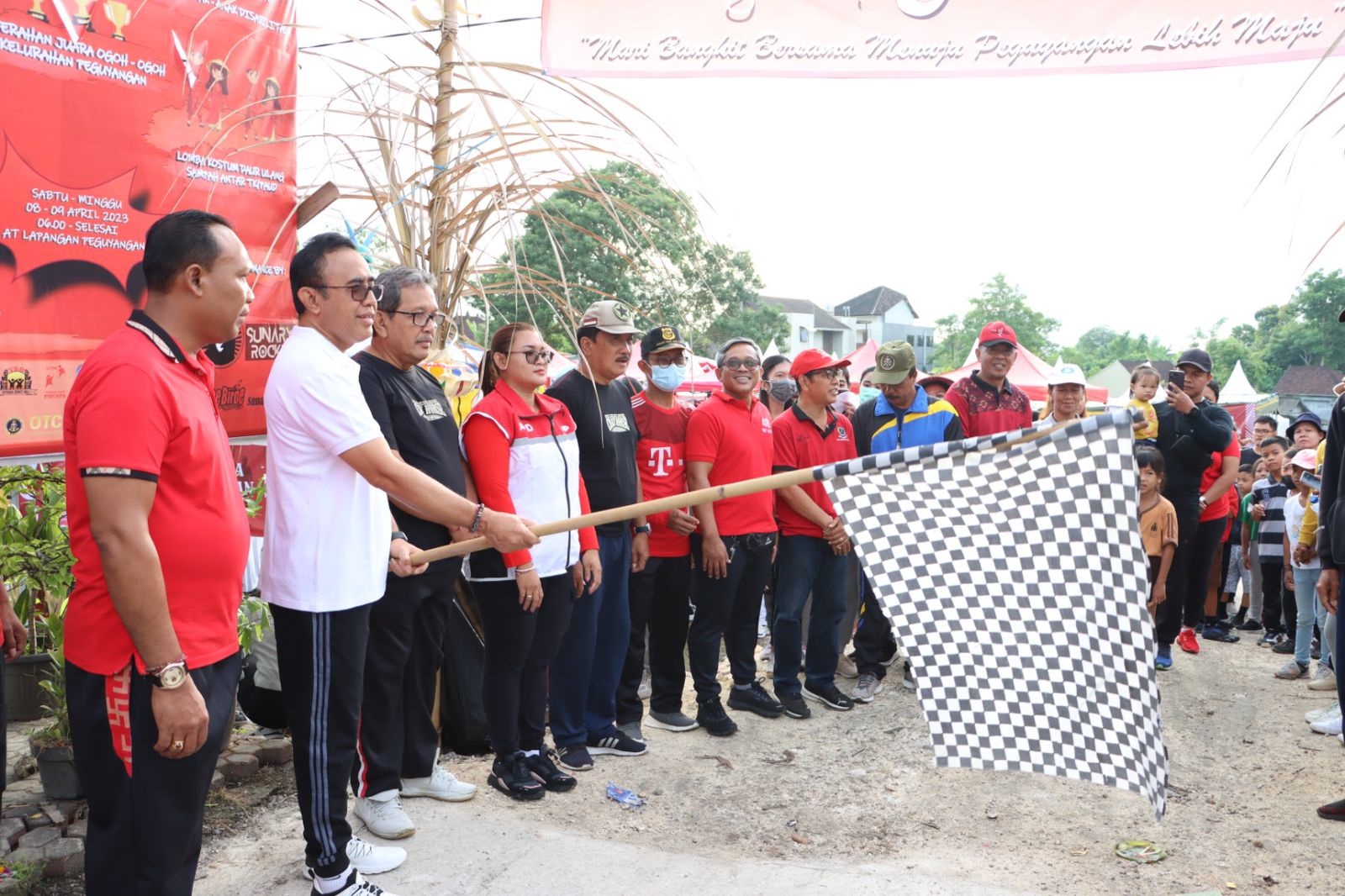 Diikuti Ribuan Peserta,Walikota Jaya Negara Lepas Jalan Sehat “Yang” Festival Kelurahan Peguyangan