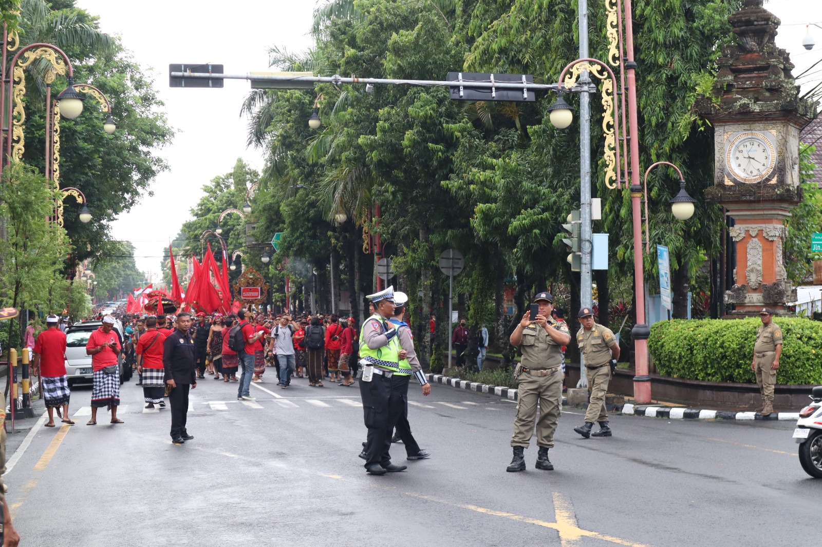 Bacaleg PDI Perjuangan Mendaftar ke KPU Gunakan Pakaian Seniman.