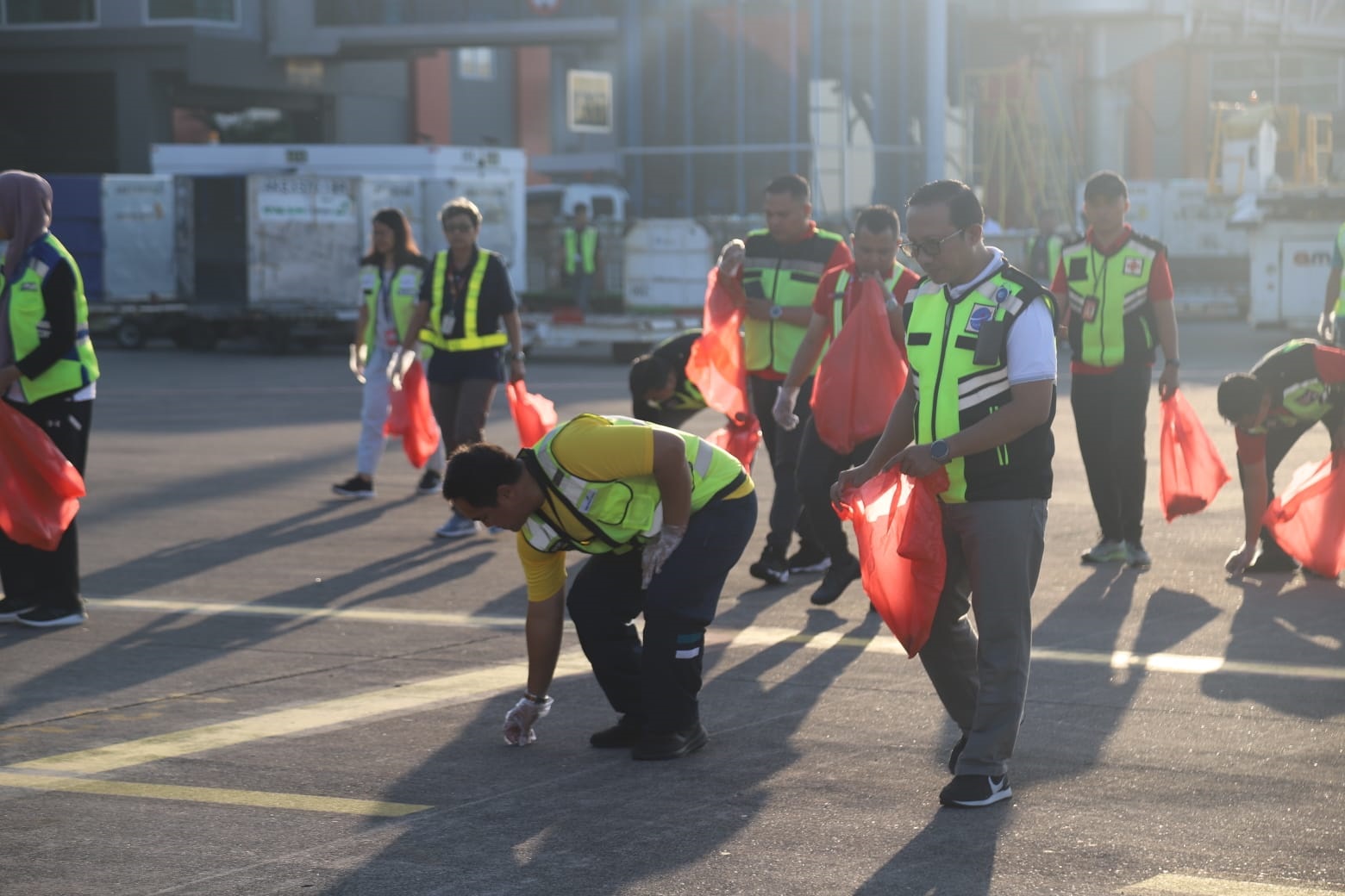 Bandara Internasional I Gusti Ngurah Rai – Bali Laksanakan FOD Cleaning Untuk Keselamatan Penerbangan