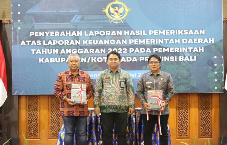 Ketua DPRD Badung Dampingi Bupati Terima LHP Dari BPK, Pemkab Badung Raih Opini WTP