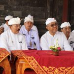 Walikota Denpasar Jaya Negara hadiri prosesi Nebas dan Mintelin Pelawatan Ida Bhatara Sesuhunan Pura Maha Widya Mandira UNHI Denpasar.