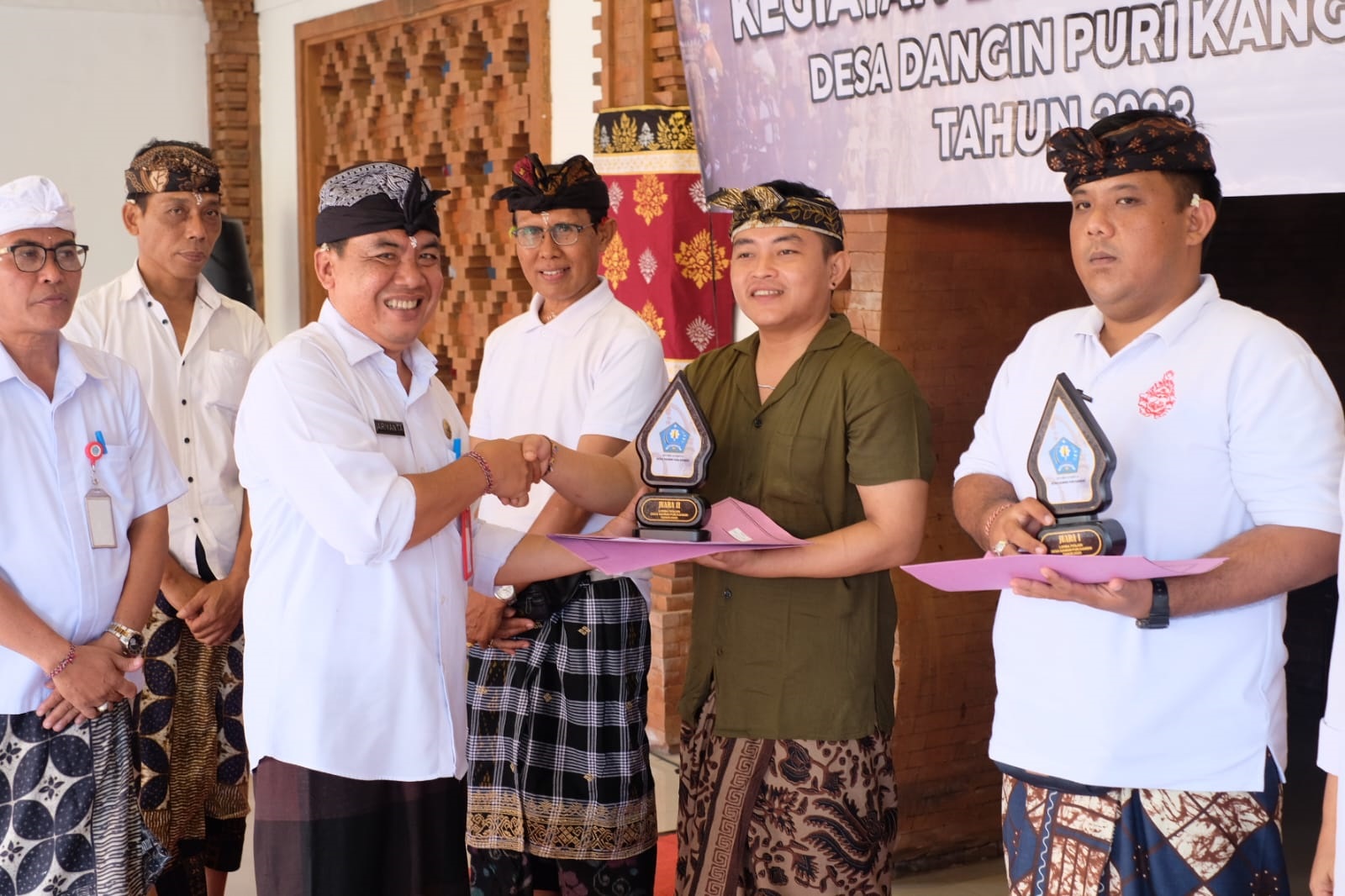 Upaya Lestarikan Tradisi Budaya Bali, Desa Dangin Puri Kangin Gelar Lomba Penjor Antar Banjar.